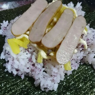 たくあんとウインナーのおにぎらず